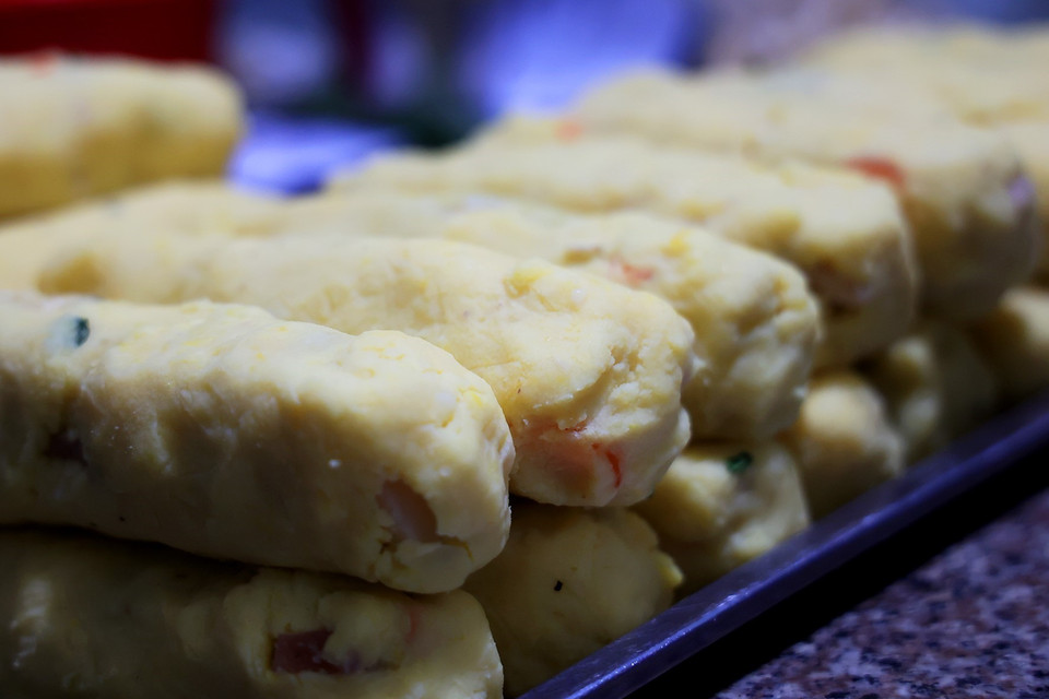 Nhân bánh tét kết hợp từ đậu xanh, thịt ba chỉ, trứng muối, hạt điều, tôm khô. (Ảnh: Hồng Đạt/TTXVN)