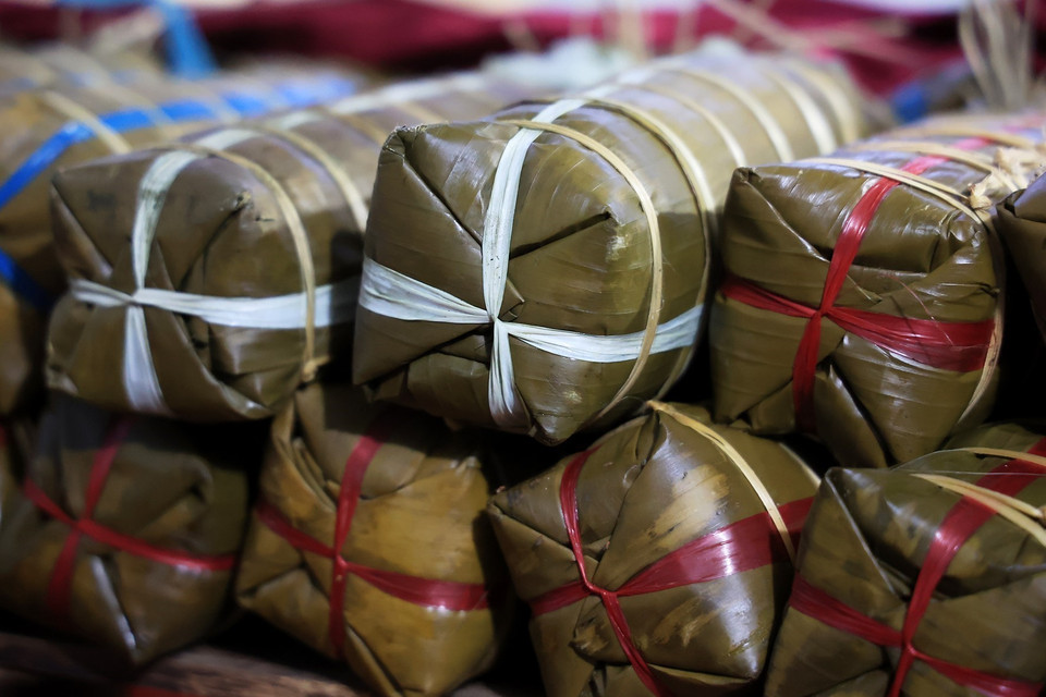 Bánh tét Nhị Bình nổi tiếng thơm ngon, mang đậm phong vị đặc trưng của vùng đất phương Nam. (Ảnh: Hồng Đạt/TTXVN)