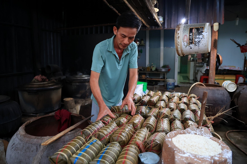 Lò bánh tét bình quân làm 400 đòn/ngày trong dịp Tết. (Ảnh: Hồng Đạt/TTXVN)