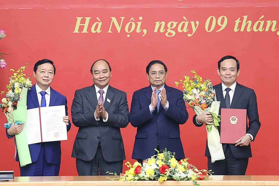 Chủ tịch nước Nguyễn Xuân Phúc và Thủ tướng Phạm Minh Chính trao quyết định bổ nhiệm Phó Thủ tướng Chính phủ cho ông Trần Lưu Quang và ông Trần Hồng Hà. (Ảnh: Dương Giang/TTXVN)