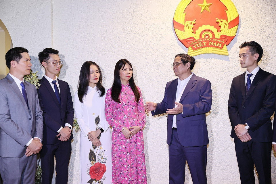 Trong chương trình thăm chính thức Cộng hòa Liên bang Brazil, chiều 24/9/2023 (giờ địa phương), tại Thủ đô Brasilia, Thủ tướng Phạm Minh Chính đến thăm cán bộ, nhân viên Đại sứ quán Việt Nam tại Brazil. (Ảnh: Dương Giang/TTXVN)