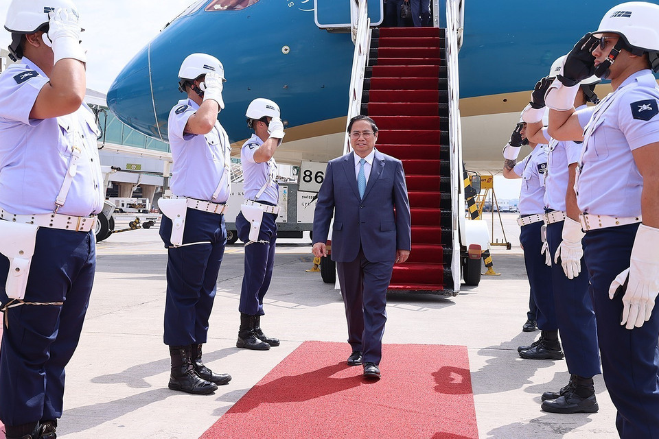 Lễ đón Thủ tướng Phạm Minh Chính tại Sân bay Quốc tế Brasilia. (Ảnh: Dương Giang/TTXVN)