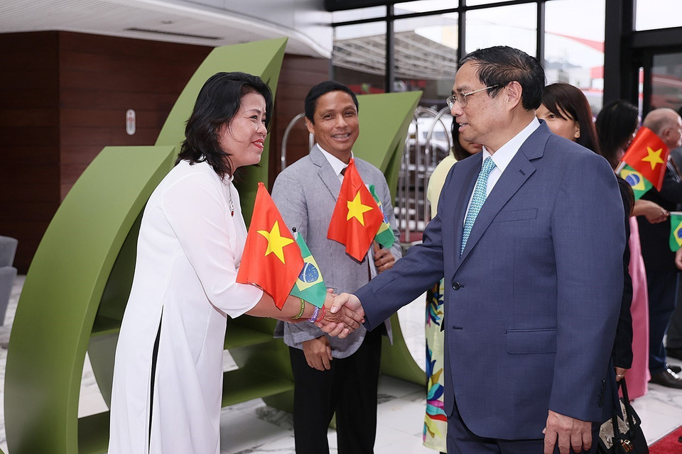 Cán bộ, nhân viên Đại sứ quán Việt Nam tại Brazil đón Thủ tướng. (Ảnh: Dương Giang/TTXVN)