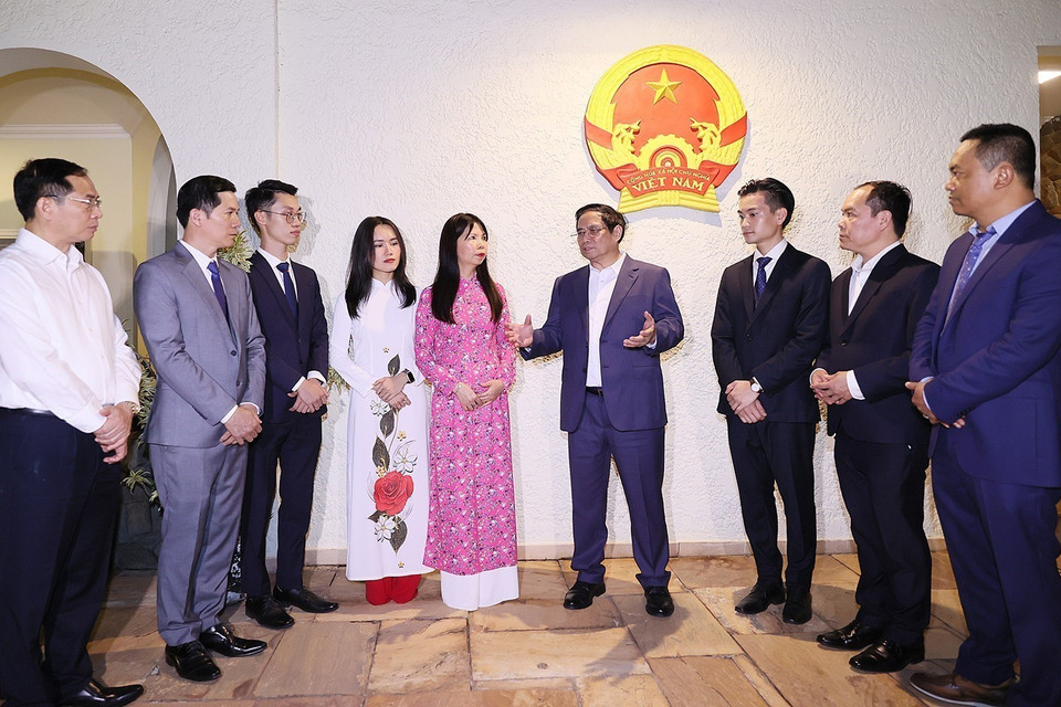 Thủ tướng Phạm Minh Chính thăm hỏi cán bộ, nhân viên Đại sứ quán Việt Nam tại Brazil. (Ảnh: Dương Giang/TTXVN)