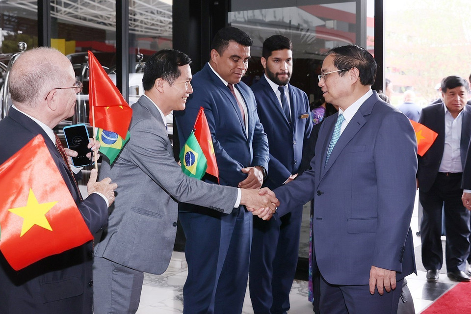 Cán bộ, nhân viên Đại sứ quán Việt Nam tại Brazil đón Thủ tướng Phạm Minh Chính. (Ảnh: Dương Giang/TTXVN)