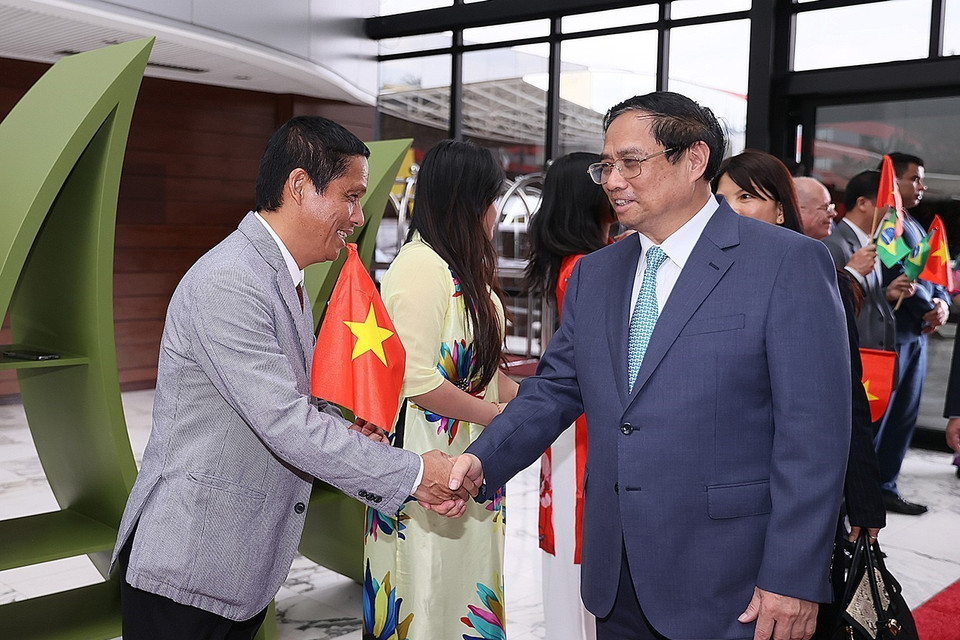 Cán bộ, nhân viên Đại sứ quán Việt Nam tại Brazil đón Thủ tướng tại Brasilia. (Ảnh: Dương Giang/TTXVN)