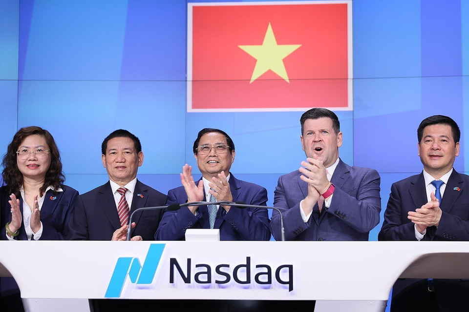 Thủ tướng Phạm Minh Chính rung chuông khai mạc phiên giao dịch Nasdaq. (Ảnh: Dương Giang/TTXVN)