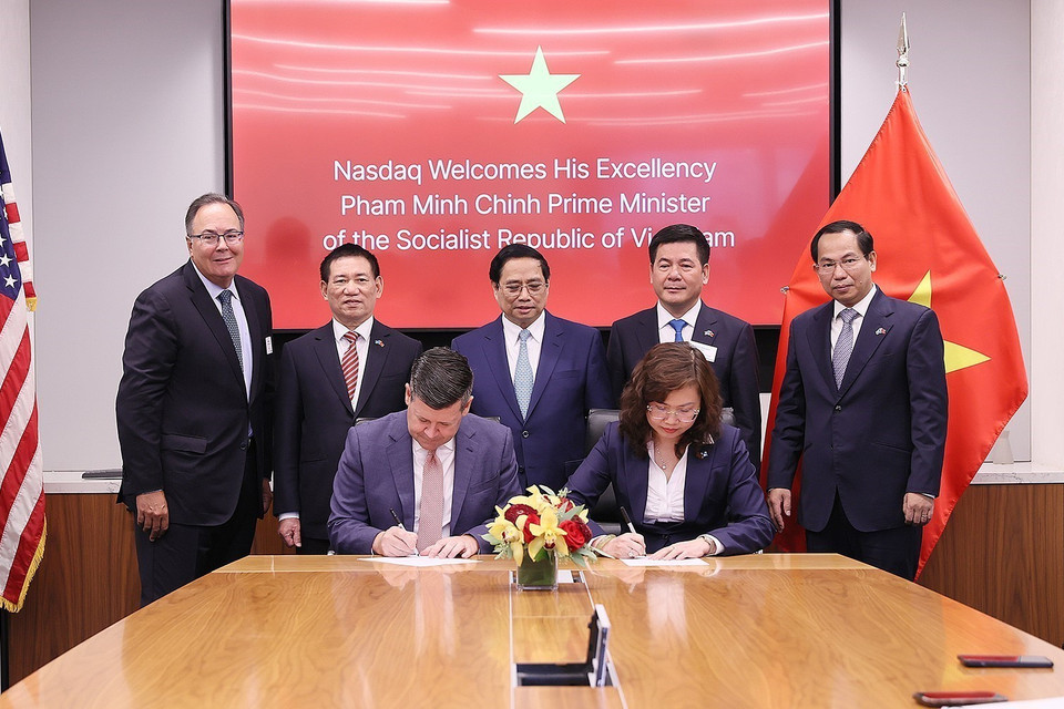 Thủ tướng Phạm Minh Chính và Phó Chủ tịch Tập đoàn Nasdaq Robert H.McCooey Jr chứng kiến ký kết Ý định thư hợp tác giữa Nasdaq với Ủy ban Chứng khoán Nhà nước Việt Nam. (Ảnh: Dương Giang/TTXVN)