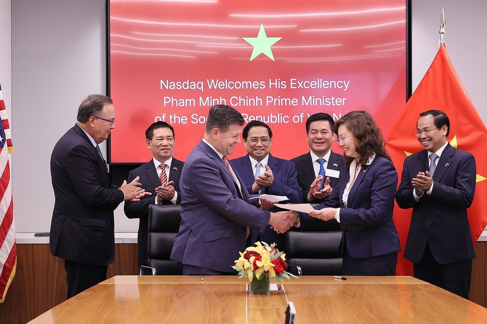 Thủ tướng Phạm Minh Chính và Phó Chủ tịch Tập đoàn Nasdaq Robert H.McCooey Jr chứng kiến ký kết Ý định thư hợp tác giữa Nasdaq với Ủy ban Chứng khoán Nhà nước Việt Nam. (Ảnh: Dương Giang/TTXVN)