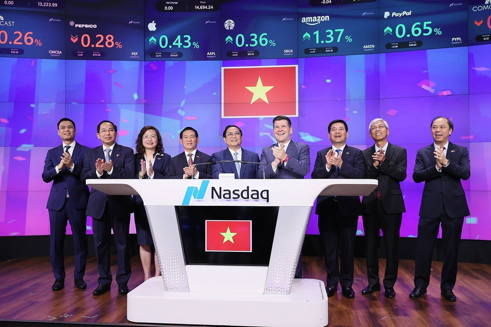 Thủ tướng rung chuông khai mạc phiên giao dịch Nasdaq. (Ảnh: Dương Giang/TTXVN)