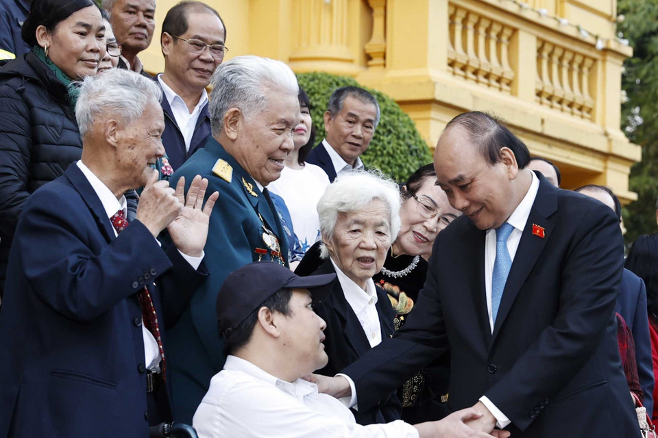 Chủ tịch nước Nguyễn Xuân Phúc gặp mặt các nhân vật trong chương trình "Việc tử tế" của Đài Truyền hình Việt Nam trong năm 2022. (Ảnh: Thống Nhất/TTXVN)