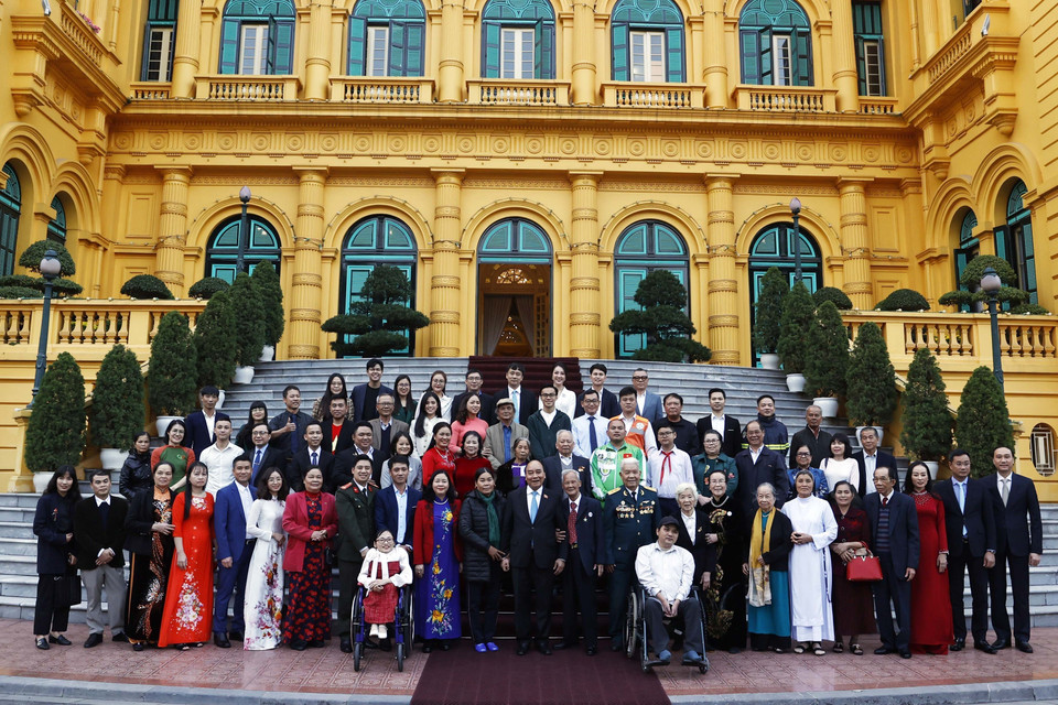 Chiều 6/1/2023, tại Phủ Chủ tịch, Chủ tịch nước Nguyễn Xuân Phúc gặp mặt thân mật 50 đại biểu đại diện cho gần 200 nhân vật trong chương trình "Việc tử tế" của Đài Truyền hình Việt Nam trong năm 2022. Cùng dự có Bí thư Trung ương Đảng-Trưởng Ban Dân vận Trung ương Bùi Thị Minh Hoài các ủy viên Trung ương Đảng, lãnh đạo một số ban, ngành Trung ương. (Ảnh: Thống Nhất/TTXVN)