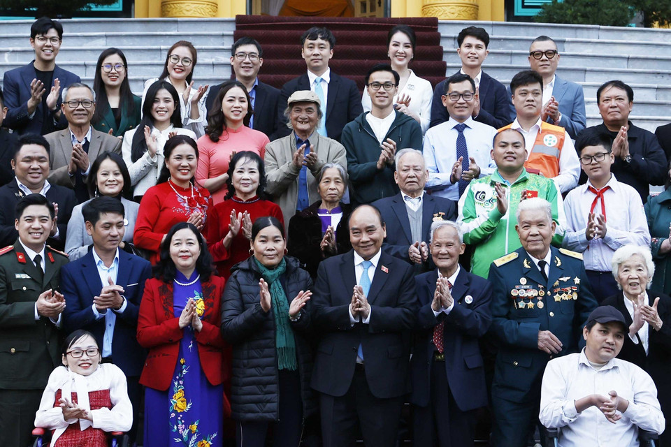 Chủ tịch nước Nguyễn Xuân Phúc với các nhân vật trong chương trình "Việc tử tế" của Đài Truyền hình Việt Nam trong năm 2022. (Ảnh: Thống Nhất/TTXVN)