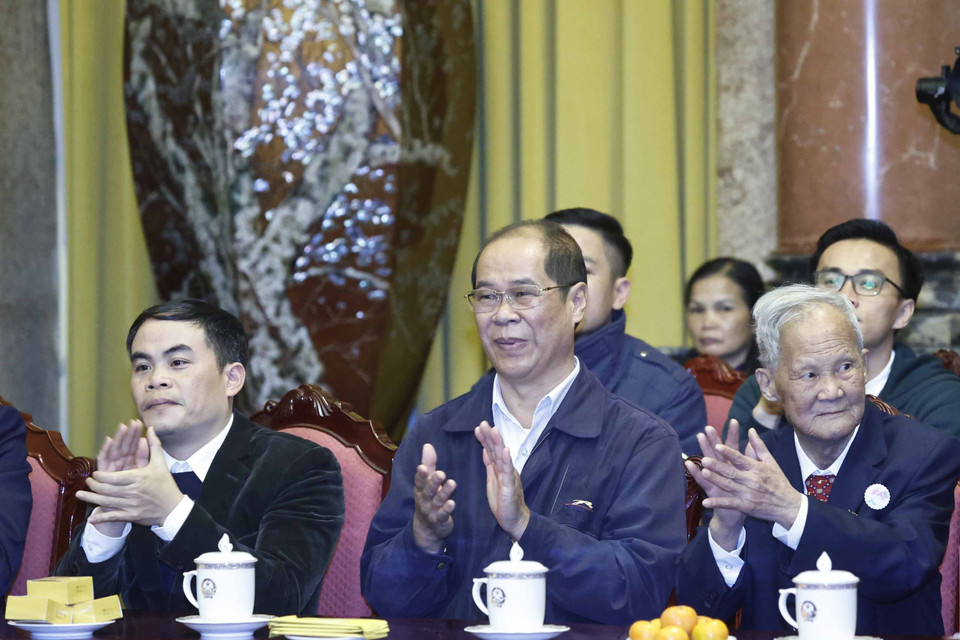 Các nhân vật trong chương trình "Việc tử tế" của Đài Truyền hình Việt Nam trong năm 2022, tại buổi gặp mặt Chủ tịch nước Nguyễn Xuân Phúc chiều 6/1/2023. (Ảnh: Thống Nhất/TTXVN)