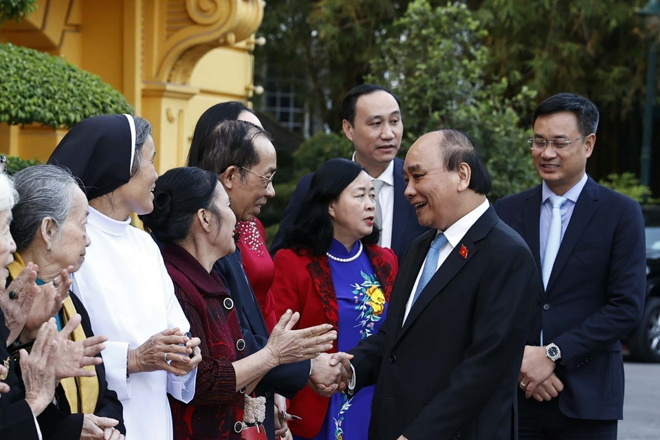 Chiều 6/1/2023, tại Phủ Chủ tịch, Chủ tịch nước Nguyễn Xuân Phúc gặp mặt thân mật 50 đại biểu đại diện cho gần 200 nhân vật trong chương trình "Việc tử tế" của Đài Truyền hình Việt Nam trong năm 2022. (Ảnh: Thống Nhất/TTXVN)