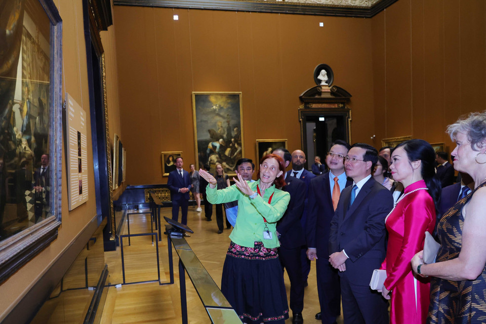 Chủ tịch nước Võ Văn Thưởng cùng Phu nhân thăm Bảo tàng Lịch sử Nghệ thuật Vienna (Cộng hoà Áo). (Ảnh: Thống Nhất/TTXVN)