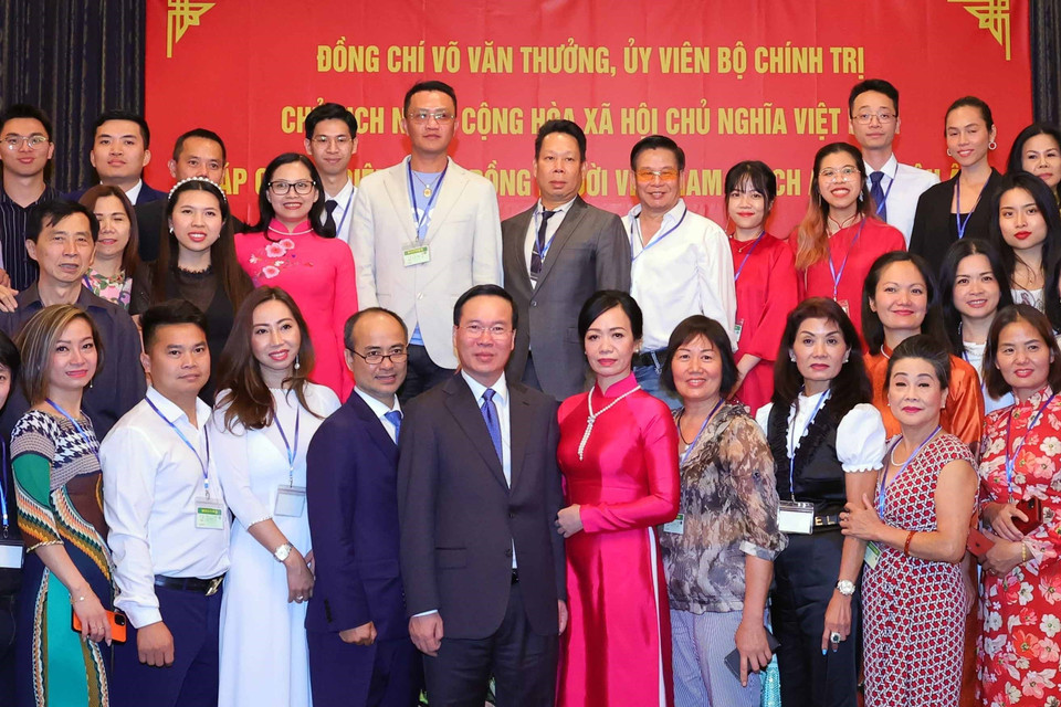 Chủ tịch nước Võ Văn Thưởng và Phu nhân cùng đại diện cộng đồng Việt Nam tại Áo và châu Âu. (Ảnh: Thống Nhất/TTXVN)