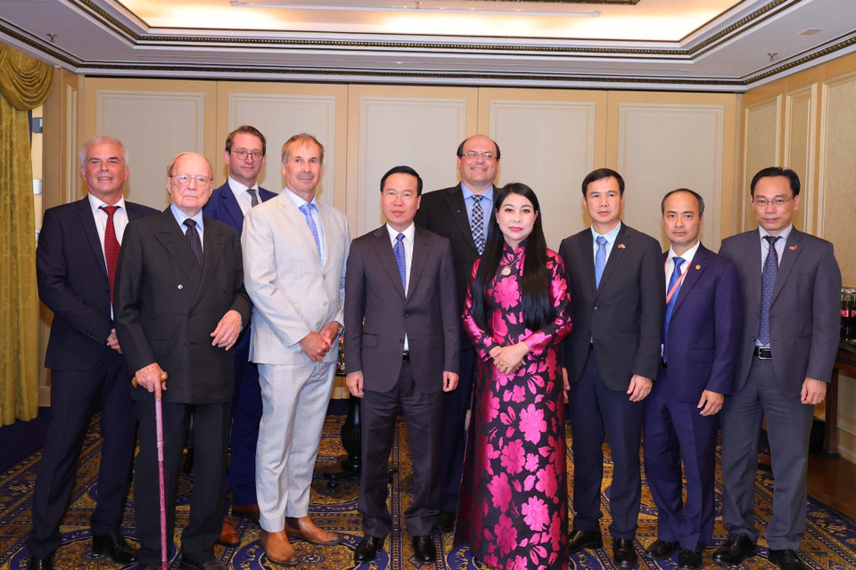 Tiếp tục chuyến thăm chính thức Cộng hòa Áo, chiều 23/7/2023 (theo giờ địa phương), tại Thủ đô Vienna, Chủ tịch nước Võ Văn Thưởng tiếp Chủ tịch Hội Hữu nghị Áo-Việt Nam Alfred Gerstl và một số bạn bè người Áo. (Ảnh: Thống Nhất/TTXVN)