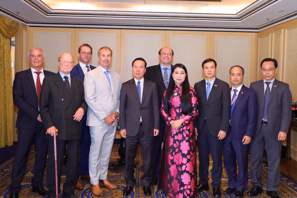 Tiếp tục chuyến thăm chính thức Cộng hòa Áo, chiều 23/7/2023 (theo giờ địa phương), tại Thủ đô Vienna, Chủ tịch nước Võ Văn Thưởng tiếp Chủ tịch Hội Hữu nghị Áo-Việt Nam Alfred Gerstl và một số bạn bè người Áo. (Ảnh: Thống Nhất/TTXVN)