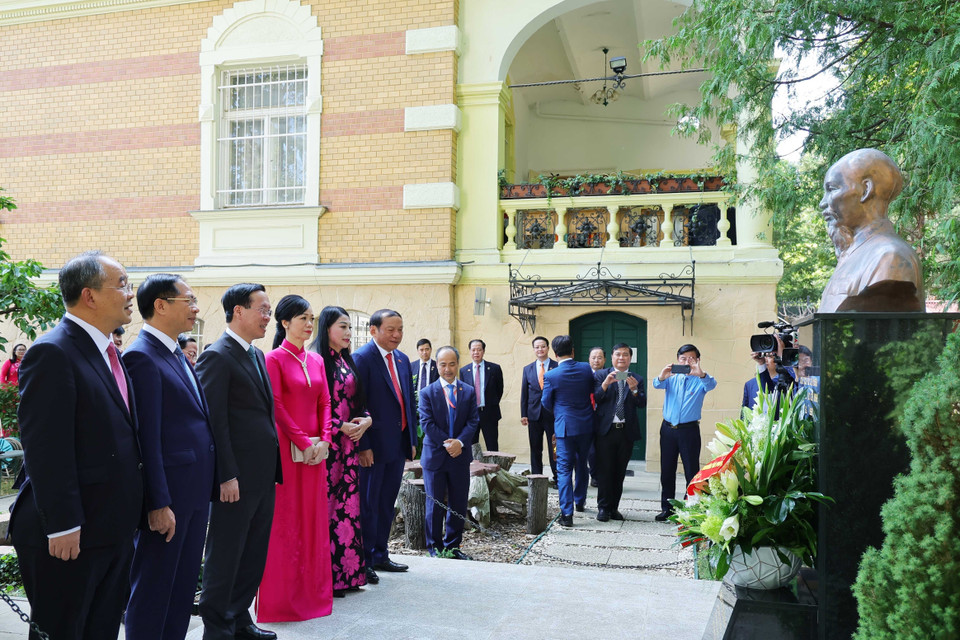 Chủ tịch nước và Phu nhân đặt hoa trước tượng Bác Hồ. (Ảnh: Thống Nhất/TTXVN)