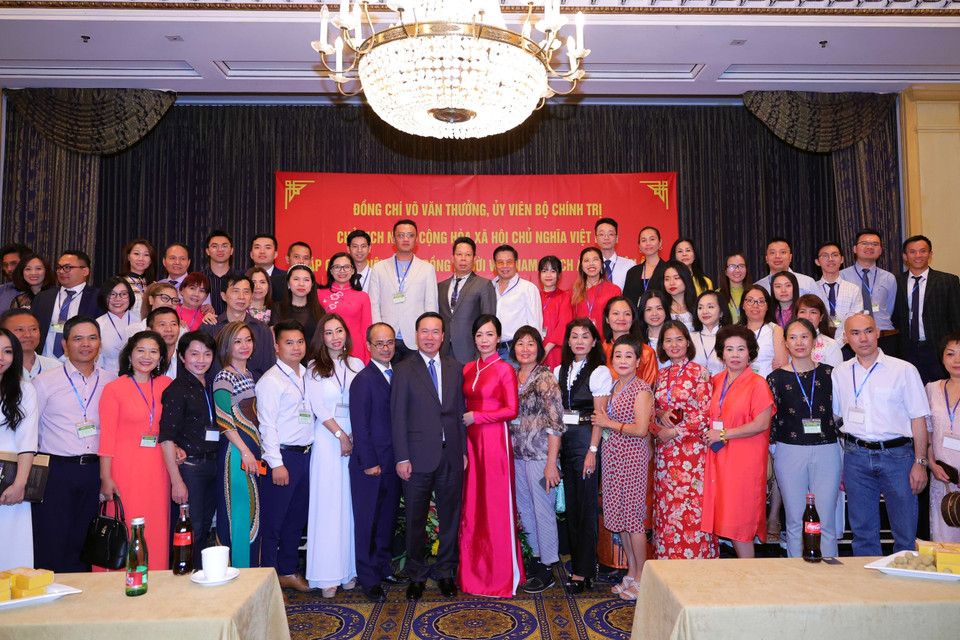 Chủ tịch nước Võ Văn Thưởng và Phu nhân gặp gỡ đại diện cộng đồng Việt Nam tại Áo và châu Âu, chiều 23/7/2023 (theo giờ địa phương). (Ảnh: Thống Nhất/TTXVN)