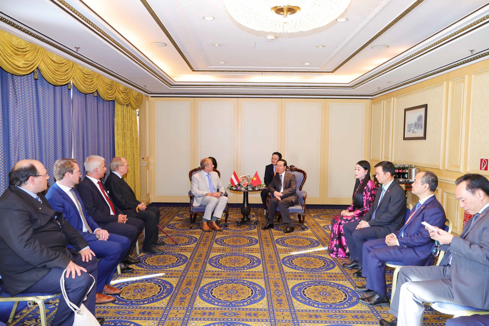 Chủ tịch nước Võ Văn Thưởng tiếp Chủ tịch Hội Hữu nghị Áo-Việt Nam Alfred Gerstl tại Thủ đô Vienna, chiều 23/7/2023 (gờ địa phương). (Ảnh: Thống Nhất/TTXVN)