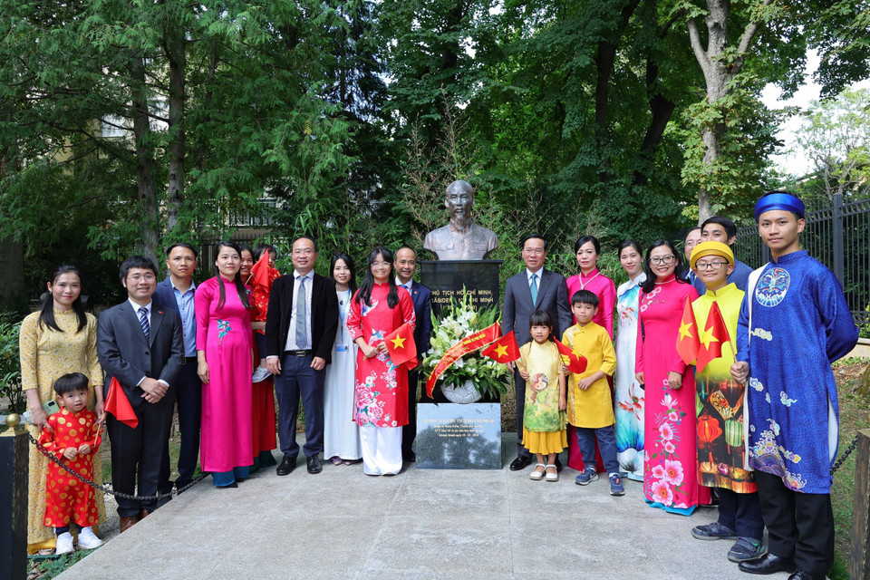 Tiếp tục chuyến thăm chính thức Cộng hòa Áo, chiều 23/7/2023 (theo giờ địa phương), tại Thủ đô Vienna, Chủ tịch nước Võ Văn Thưởng thăm Đại sứ quán Việt Nam tại Cộng hòa Áo. (Ảnh: Thống Nhất/TTXVN)