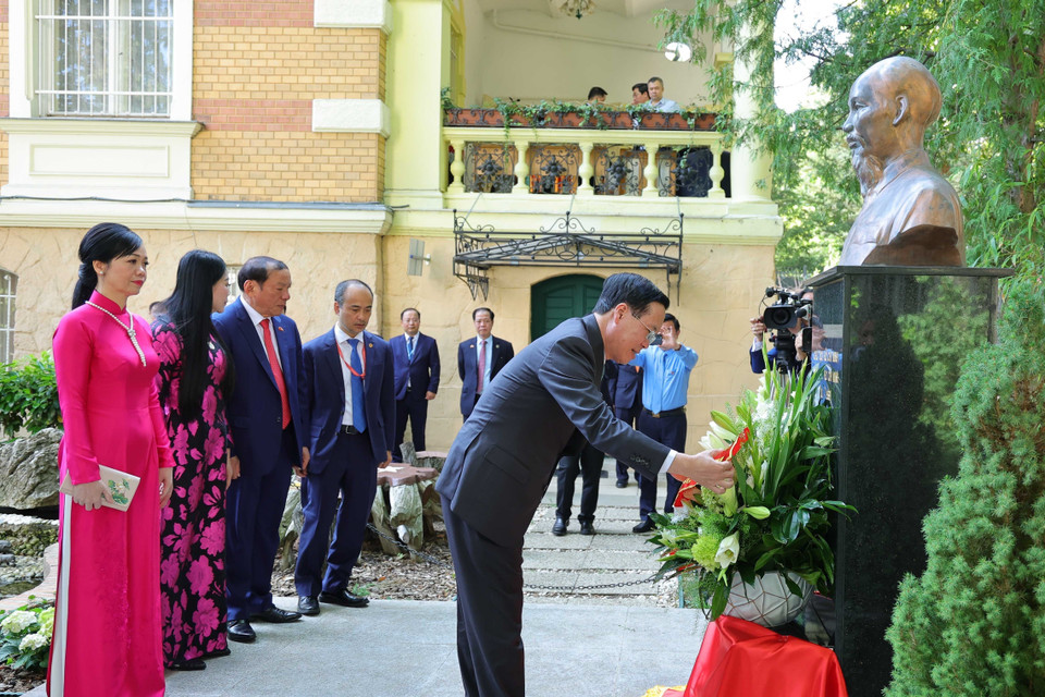 Chủ tịch nước Võ Văn Thưởng và Phu nhân đặt hoa trước tượng Bác Hồ. (Ảnh: Thống Nhất/TTXVN)
