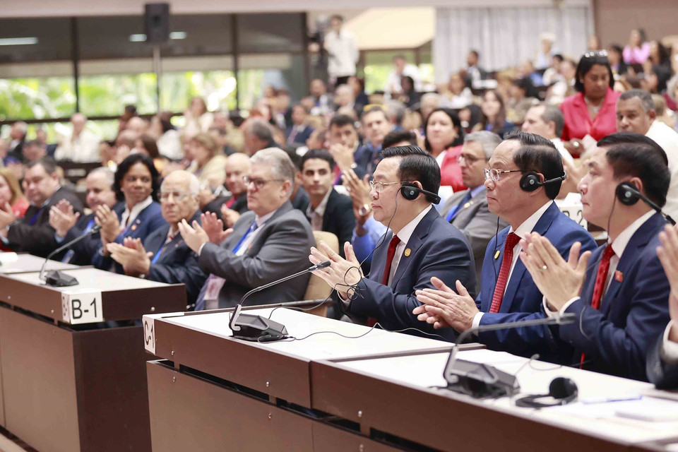 Chủ tịch Quốc hội Vương Đình Huệ dự phiên họp đặc biệt của Quốc hội Cuba khóa X và Lễ kỷ niệm 62 năm Chiến thắng Giron. (Ảnh: Doãn Tấn/TTXVN)