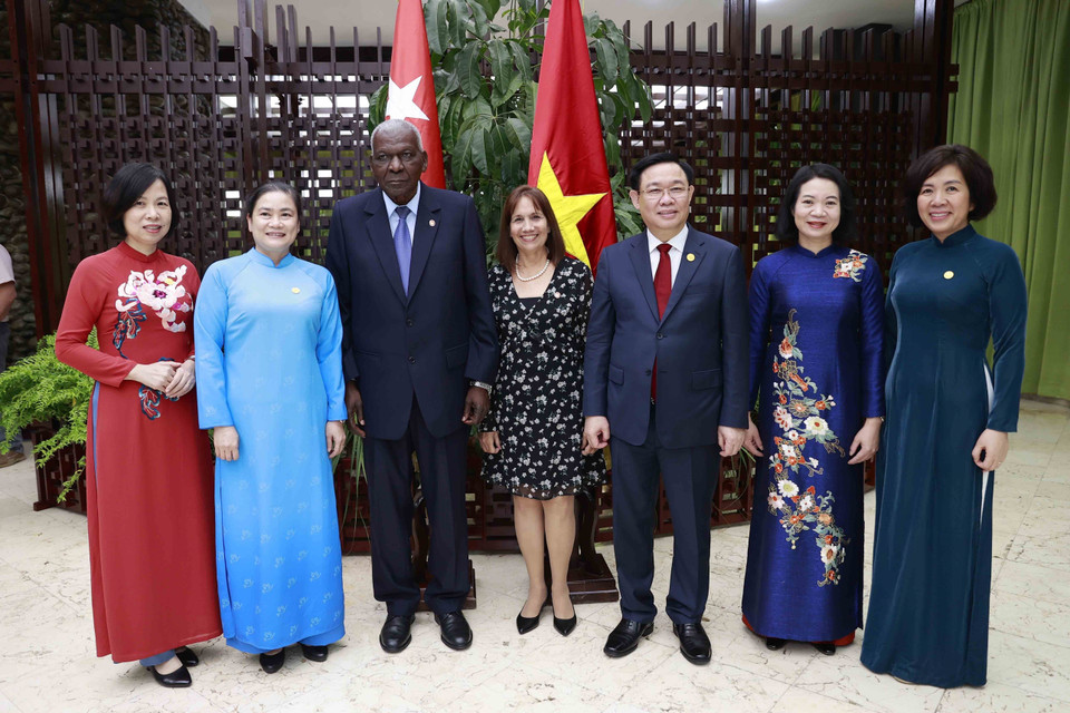 Chủ tịch Quốc hội Vương Đình Huệ và Chủ tịch Quốc hội Cuba Esteban Lazo Hernandez với đại biểu. (Ảnh: Doãn Tấn/TTXVN)