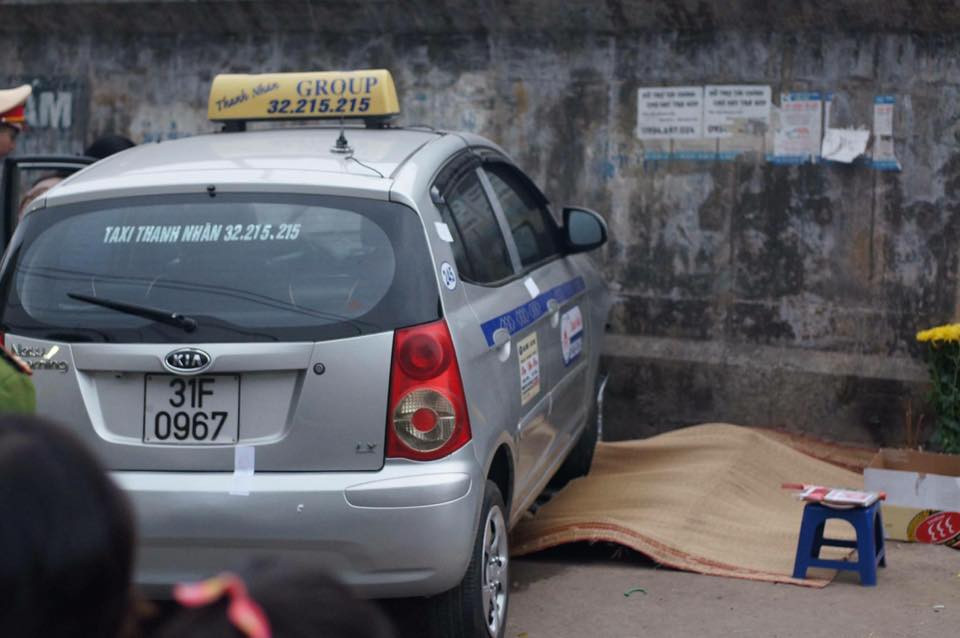 Chiếc xe taxi chồm, đè lên nạn nhân. (Ảnh: Minh Sơn/Vietnam+)