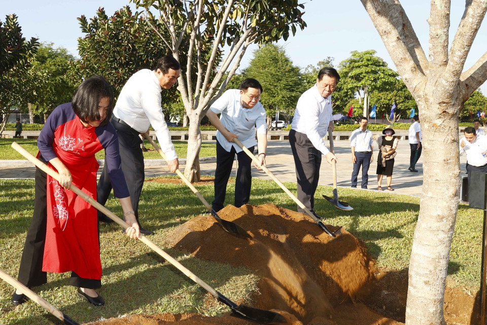 Chủ tịch Quốc hội Vương Đình Huệ trồng cây lưu niệm tại quần thể tượng đài Mẹ Việt Nam anh hùng. (Ảnh: Doãn Tấn/TTXVN)