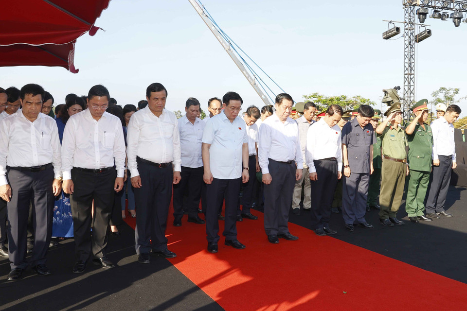 Chủ tịch Quốc hội Vương Đình Huệ và các đại biểu dâng hương tại quần thể tượng đài Mẹ Việt Nam Anh hùng. (Ảnh: Doãn Tấn/TTXVN)