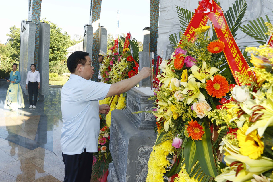 Chủ tịch Quốc hội Vương Đình Huệ dâng hương tại Nghĩa trang liệt sỹ tỉnh Quảng Nam. (Ảnh: Doãn Tấn/TTXVN)