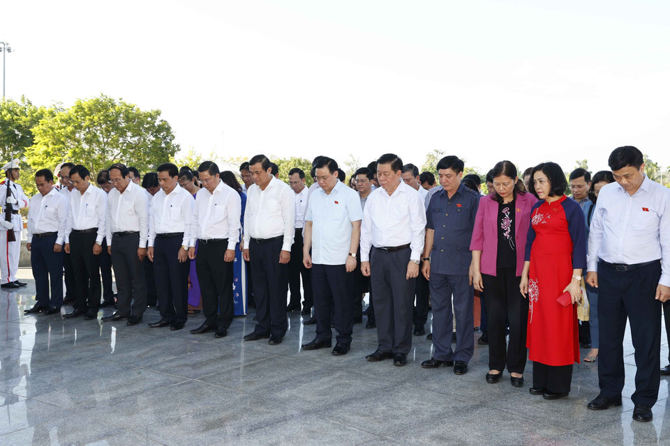 Chủ tịch Quốc hội Vương Đình Huệ và các đại biểu dâng hương tại Nghĩa trang liệt sỹ tỉnh Quảng Nam. (Ảnh: Doãn Tấn/TTXVN)