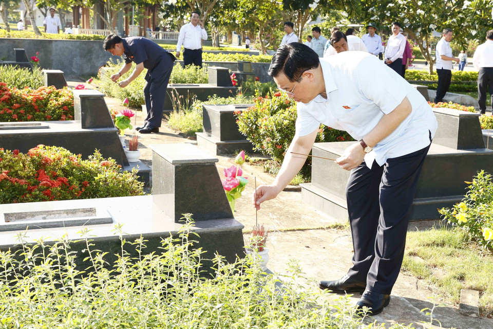 Chủ tịch Quốc hội Vương Đình Huệ thắp hương tưởng nhớ các anh hùng liệt sĩ tại Nghĩa trang liệt sỹ tỉnh Quảng Nam. (Ảnh: Doãn Tấn/TTXVN)