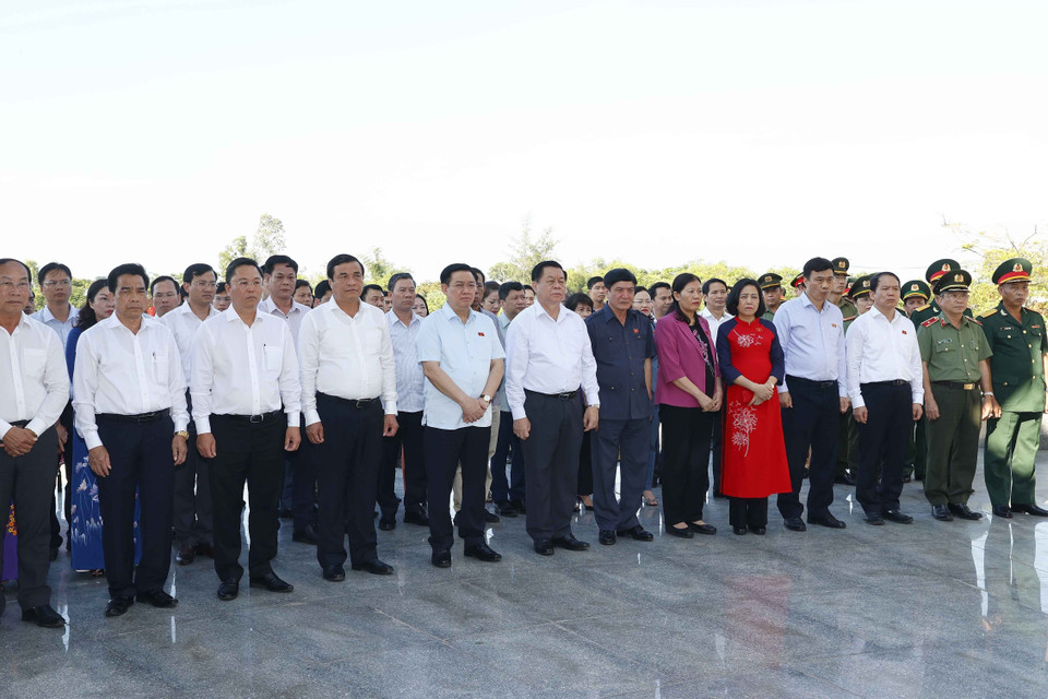 Chủ tịch Quốc hội Vương Đình Huệ và các đại biểu dâng hương tại Nghĩa trang liệt sỹ tỉnh Quảng Nam. (Ảnh: Doãn Tấn/TTXVN)