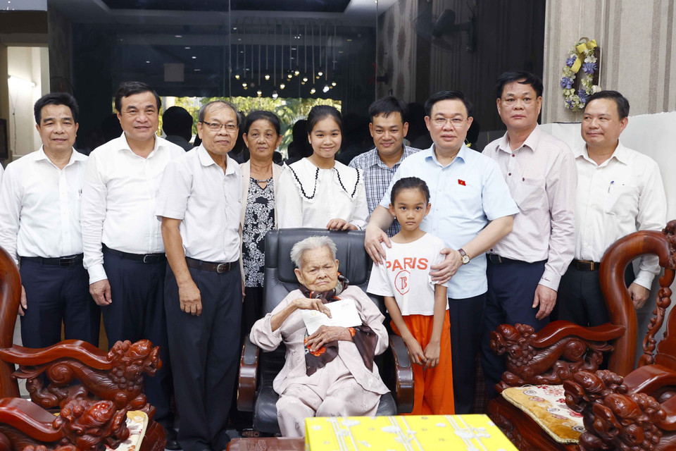 Chủ tịch Quốc hội Vương Đình Huệ thăm và tặng quà Mẹ Việt Nam anh hùng Trần Thị Ấm, năm nay tròn 100 tuổi. (Ảnh: Doãn Tấn/TTXVN)