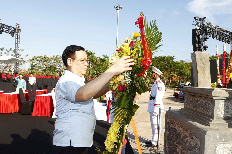 Chủ tịch Quốc hội Vương Đình Huệ dâng hương tại quần thể tượng đài Mẹ Việt Nam Anh hùng. (Ảnh: Doãn Tấn/TTXVN)