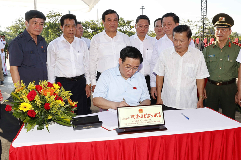 Chủ tịch Quốc hội Vương Đình Huệ viết lưu bút tại quần thể tượng đài Mẹ Việt Nam Anh hùng. (Ảnh: Doãn Tấn/TTXVN)