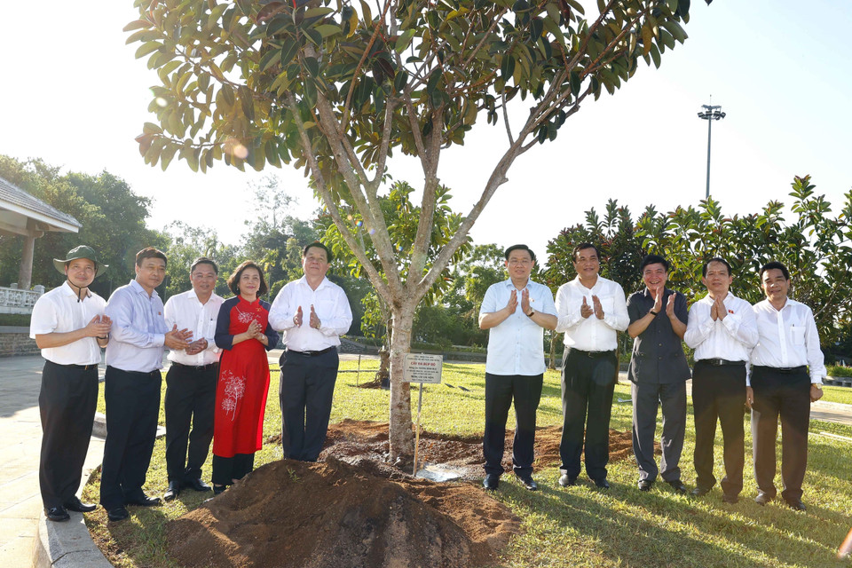 Chủ tịch Quốc hội Vương Đình Huệ trồng cây lưu niệm tại quần thể tượng đài Mẹ Việt Nam anh hùng. (Ảnh: Doãn Tấn/TTXVN)