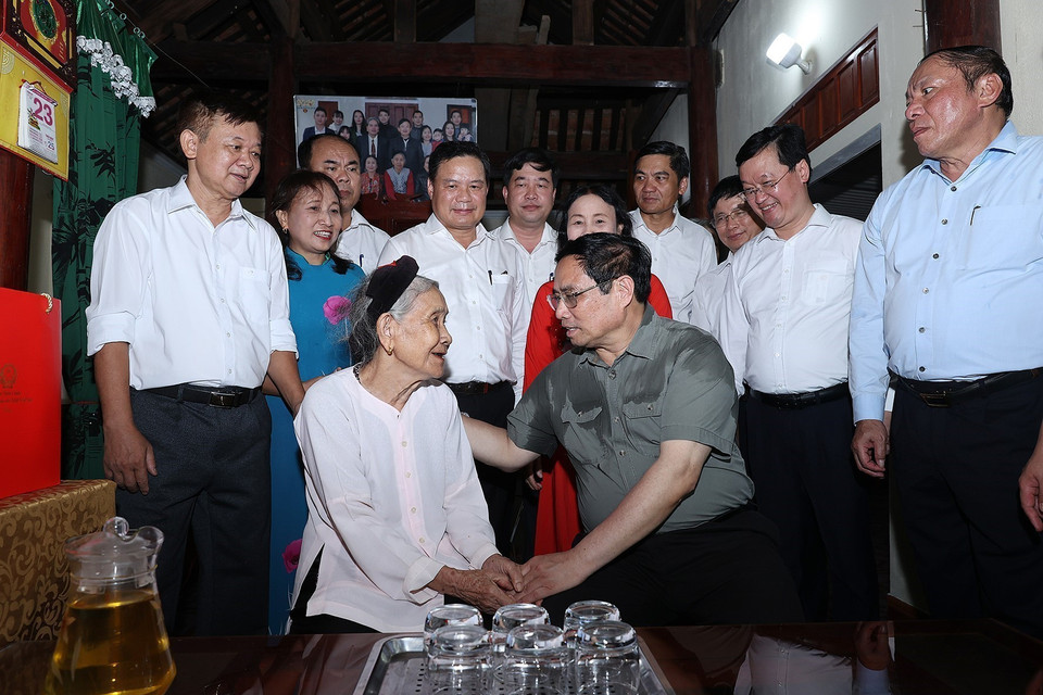 Thủ tướng Phạm Minh Chính thăm, tặng quà cho gia đình liệt sỹ Nguyễn Sỹ Việt ở xã Phúc Sơn, huyện Anh Sơn. (Ảnh: Dương Giang/TTXVN)