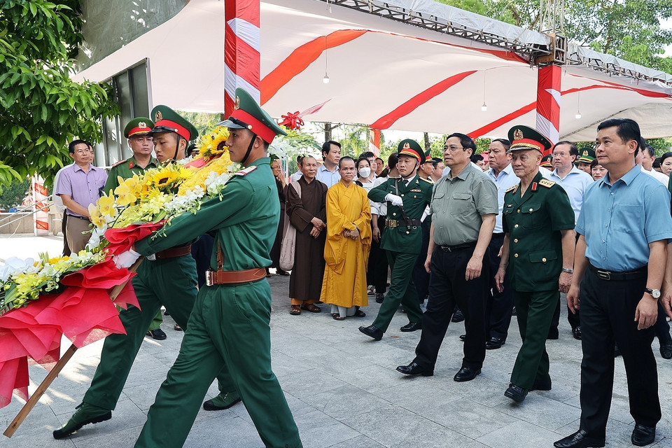 Thủ tướng Phạm Minh Chính và đoàn công tác dâng hương tại Đền thờ Chủ tịch Hồ Chí Minh trong Nghĩa trang liệt sỹ quốc tế Việt - Lào. (Ảnh: Dương Giang/TTXVN)