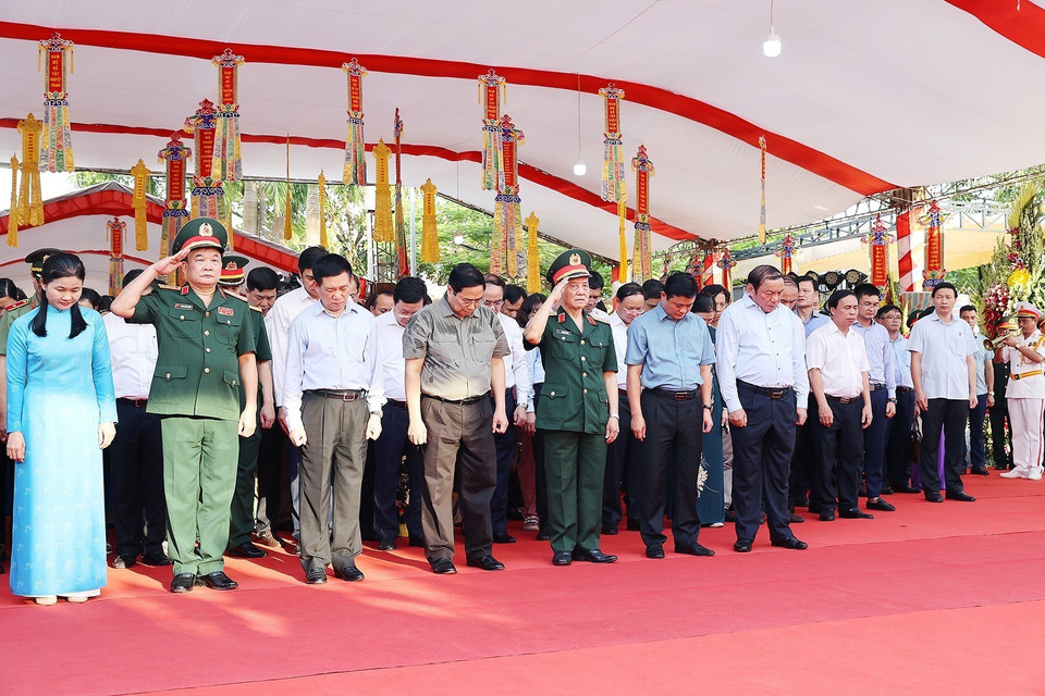 Thủ tướng Phạm Minh Chính và đoàn công tác dâng hương, hoa tưởng niệm các Anh hùng, liệt sỹ tại Nghĩa trang liệt sỹ quốc tế Việt - Lào. (Ảnh: Dương Giang/TTXVN)