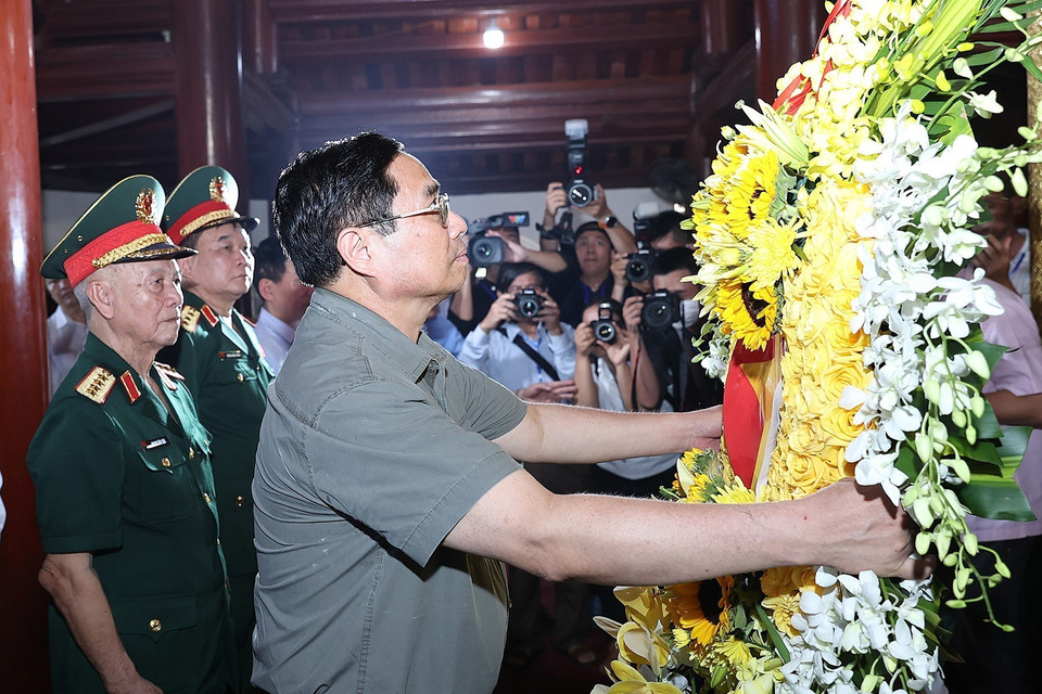 Thủ tướng Phạm Minh Chính và đoàn công tác dâng hương tại Đền thờ Chủ tịch Hồ Chí Minh trong Nghĩa trang liệt sỹ quốc tế Việt - Lào. (Ảnh: Dương Giang/TTXVN)