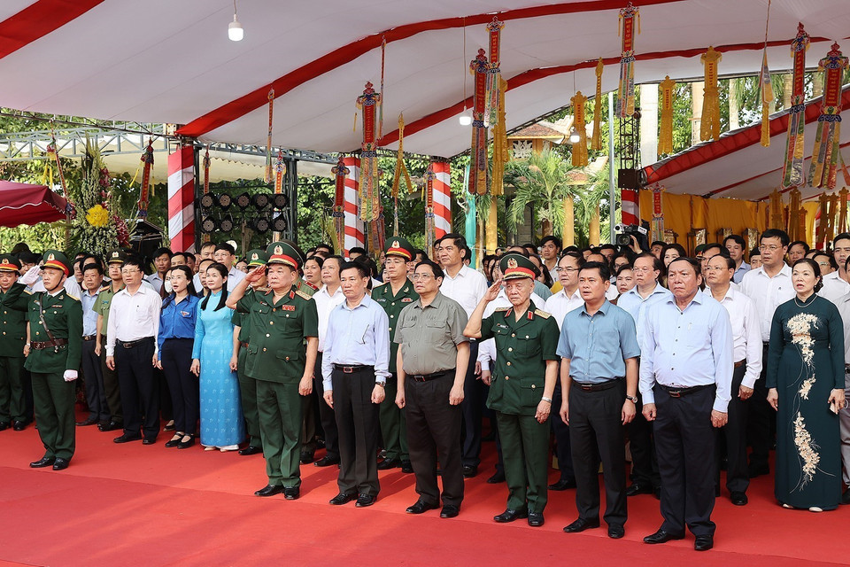 Thủ tướng Phạm Minh Chính và đoàn công tác dâng hương, hoa tưởng niệm các Anh hùng, liệt sỹ tại Nghĩa trang liệt sỹ quốc tế Việt - Lào. (Ảnh: Dương Giang/TTXVN)