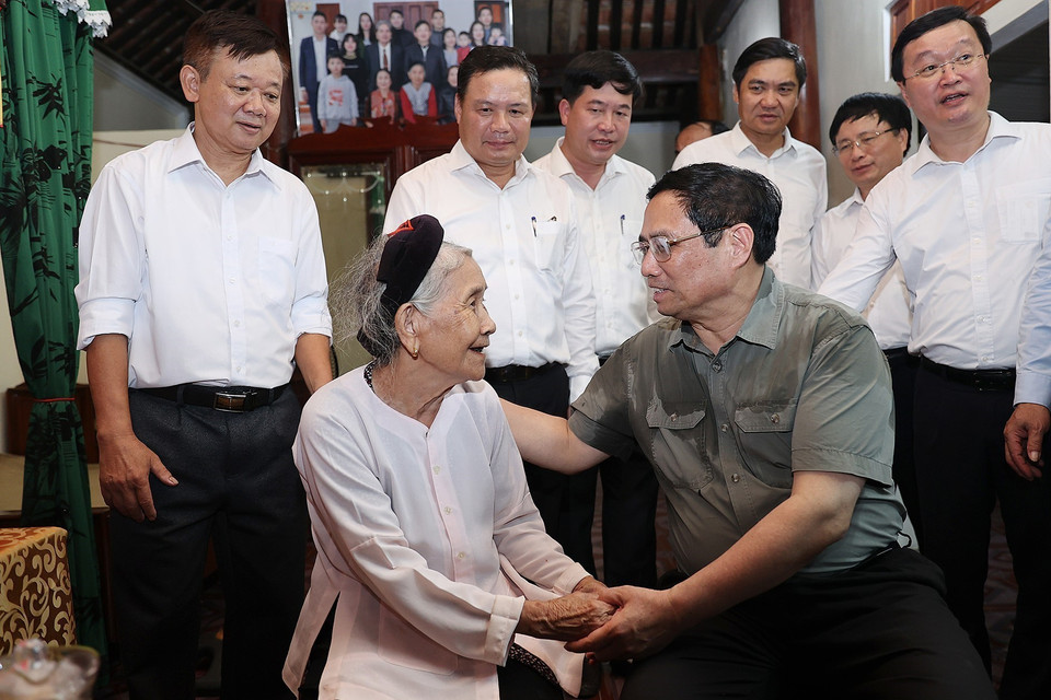 Thủ tướng Phạm Minh Chính thăm, tặng quà cho gia đình liệt sỹ Nguyễn Sỹ Việt ở xã Phúc Sơn, huyện Anh Sơn. (Ảnh: Dương Giang/TTXVN)