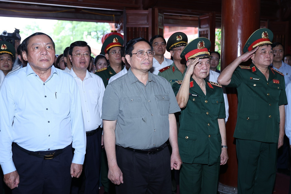 Thủ tướng Phạm Minh Chính và đoàn công tác dâng hương tại Đền thờ Chủ tịch Hồ Chí Minh trong Nghĩa trang liệt sỹ quốc tế Việt - Lào. (Ảnh: Dương Giang/TTXVN)