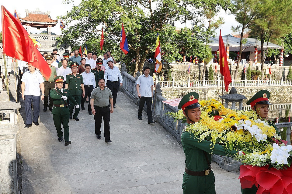 Thủ tướng Phạm Minh Chính và đoàn công tác dâng hương, hoa tưởng niệm các Anh hùng, liệt sỹ tại Nghĩa trang liệt sỹ quốc tế Việt - Lào. (Ảnh: Dương Giang/TTXVN)