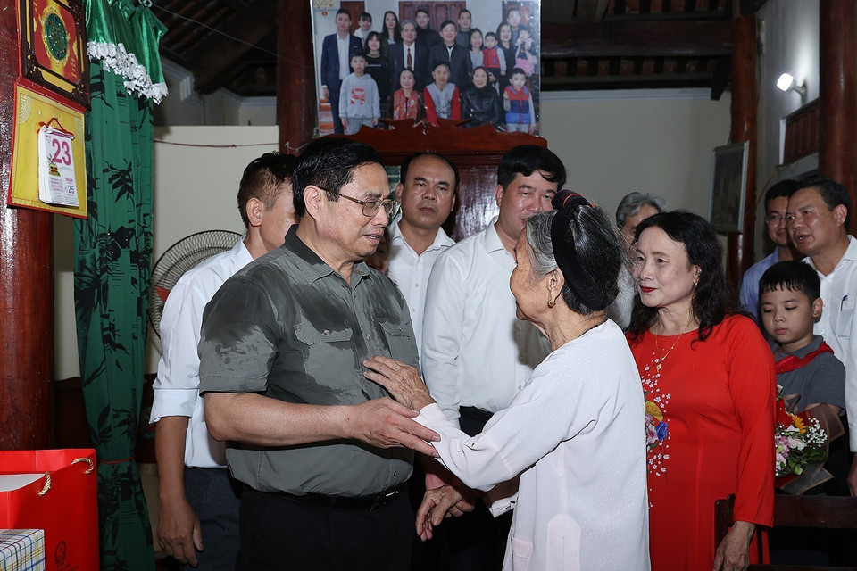 Thủ tướng Phạm Minh Chính thăm, tặng quà cho gia đình liệt sỹ Nguyễn Sỹ Việt ở xã Phúc Sơn, huyện Anh Sơn. (Ảnh: Dương Giang/TTXVN)